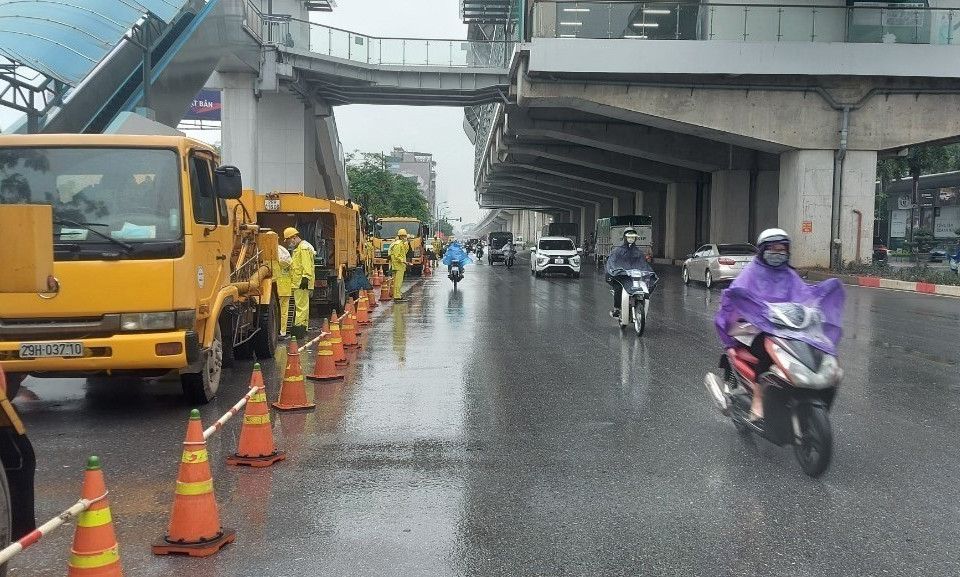 Từ đêm 21 đến ngày 24/5 trên địa bàn thành phố Hà Nội liên tục xảy ra mưa vừa, mưa to, đã làm hơn 4.050 ha lúa, hoa màu bị ngập; trong đó có 3 ha lúa bị ngập trắng, 3.008 ha lúa bị ngập một nửa thân cây, 1.039 ha rau màu ngập nước. (Ảnh: Phương Anh/TTXVN)