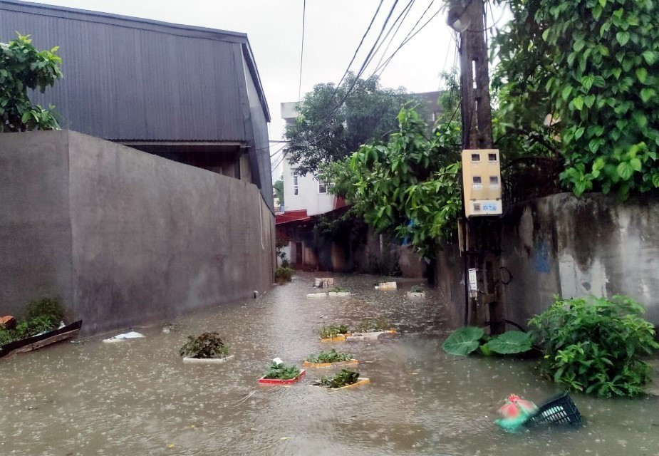 Công tác khắc phục hậu quả đang được các cấp chính quyền và lực lượng chức năng ở các địa phương khẩn trương thực hiện. (Ảnh: Quân Trang/TTXVN)