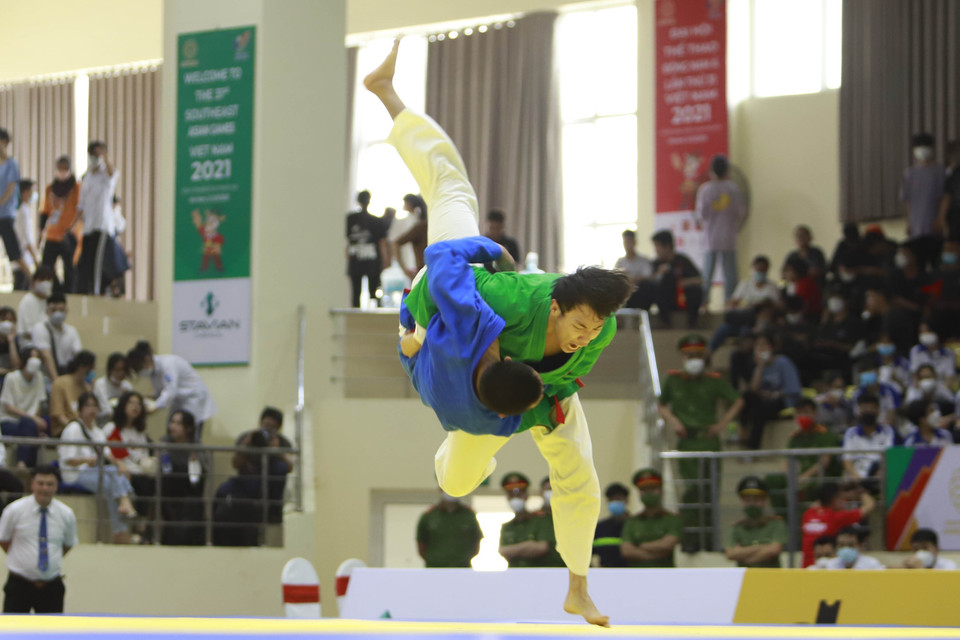 Vận động viên Võ Phạm Hoàng Ân (xanh dương) và vận động viên Arnkhian Seksan (Thái Lan) hạng cân 60 kg. (Ảnh: Trần Việt/TTXVN)