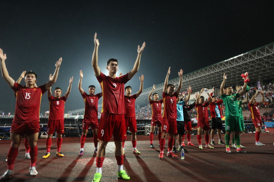 Các cầu thủ U23 Việt Nam cám ơn khán giả đã cổ vũ nhiệt tình cho đội tuyển thi đấu và giành chiến thắng. (Ảnh: Minh Quyết/TTXVN)