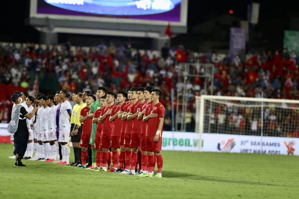 Hai đội thực hiện nghi thức chào cờ trước trận đấu. (Ảnh: Hoàng Linh/TTXVN)