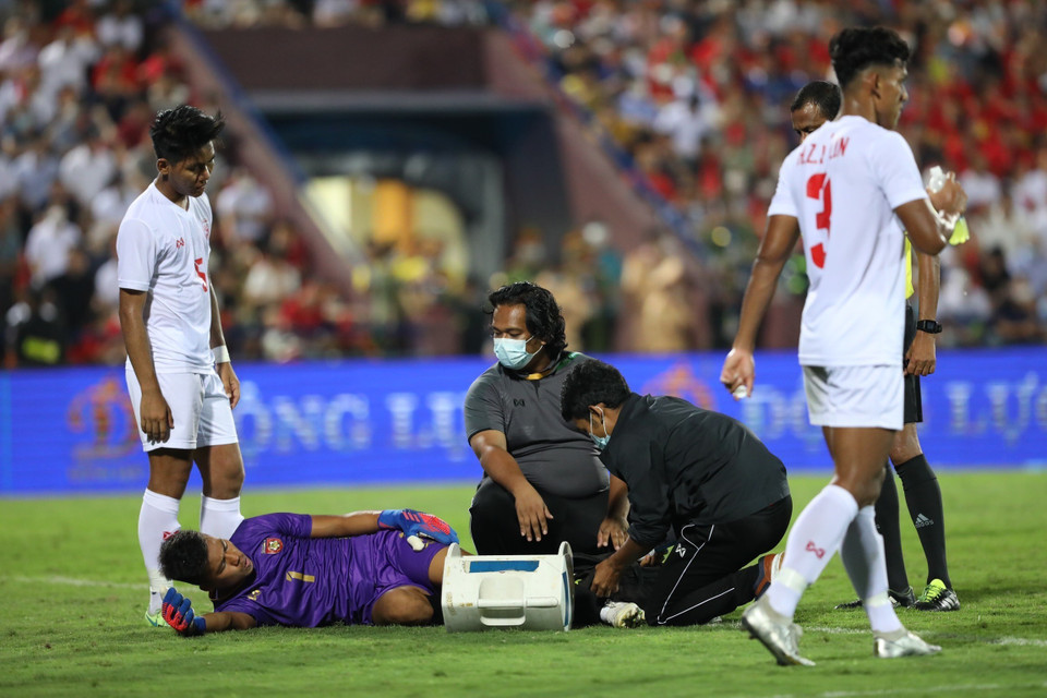 Thủ môn U23 Myanmar bị đau, phải cần tới sự chăm sóc của bác sĩ. (Ảnh: Minh Quyết/TTXVN)