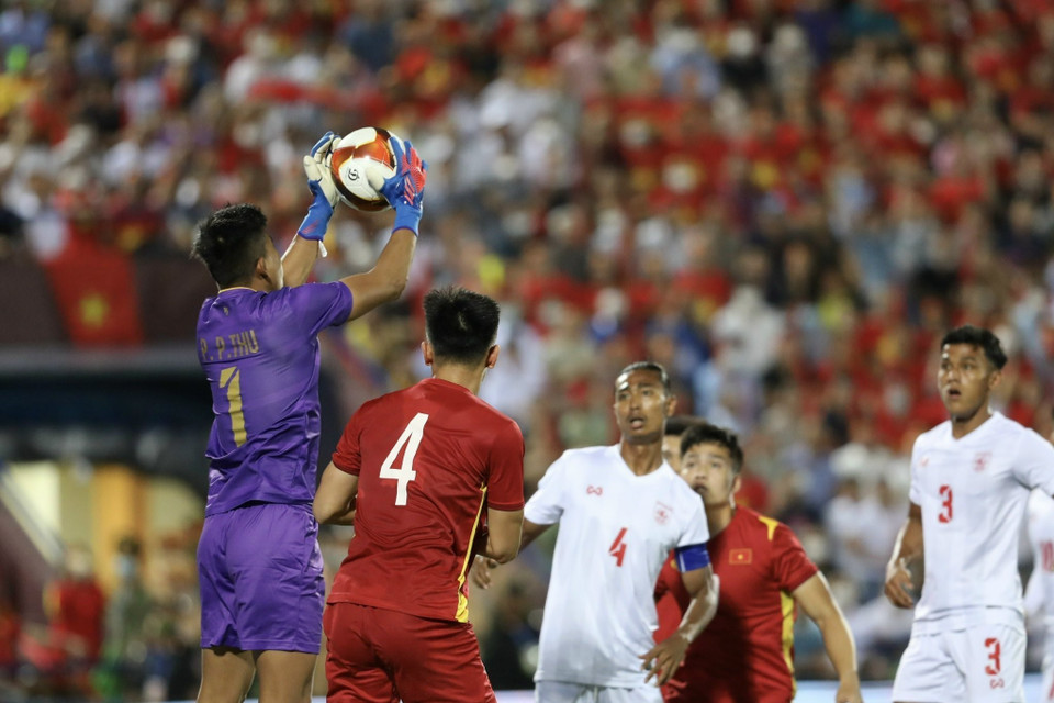 Thủ môn Pyae Phyo Thu của U23 Myanmar bắt bóng ngay trên đầu của Tiến Linh (9). (Ảnh: Minh Quyết/TTXVN)