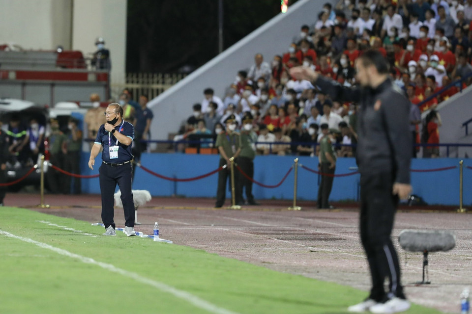 HLV trưởng U23 Việt Nam Park Hang-seo như thường lệ luôn ra sát đường biên chỉ đạo các học trò thi đấu. (Ảnh: Minh Quyết/TTXVN)