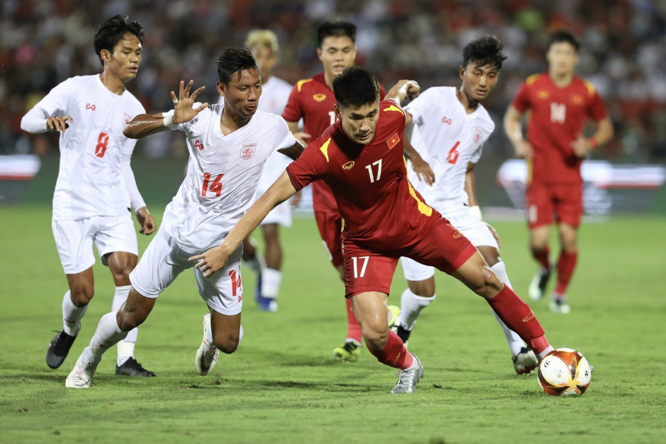 Lối đá số đông và áp sát của U23 Myanmar gây nhiều khó khăn cho U23 Việt Nam trong triển khai tấn công. (Ảnh: Minh Quyết/TTXVN)