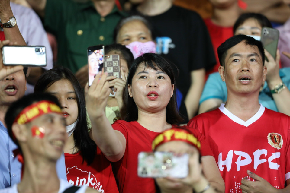 Cổ động viên đến sân cổ vũ cho U23 Việt Nam. (Ảnh: Minh Quyết/TTXVN)