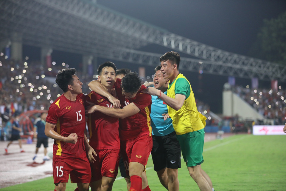 Các cầu thủ U23 Việt Nam ăn mừng bàn thắng mở tỷ số ở phút 70 của tiền vệ đội trưởng Hùng Dũng. (Ảnh: Hoàng Linh/TTXVN)