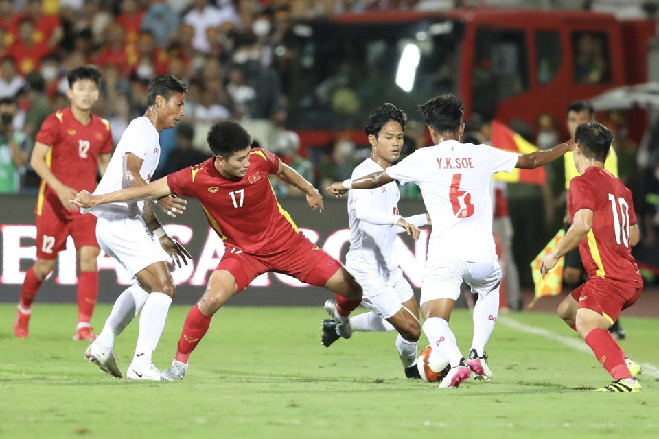 U23 Myanmar sử dụng hàng phòng ngự số đông để hạn chế sức tấn công của U23 Việt Nam. (Ảnh: Minh Quyết/TTXVN)