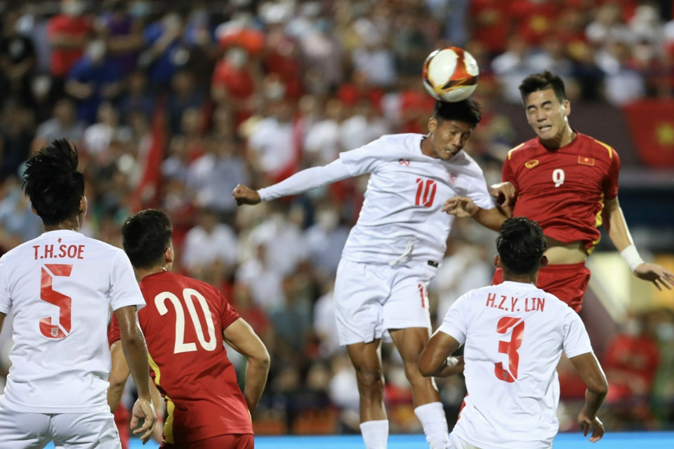 Win Naing Tun (10, Myanmar) nỗ lực dùng đầu phá bóng trước pha uy hiếp của Tiến Linh (9). (Ảnh: Minh Quyết/TTXVN)