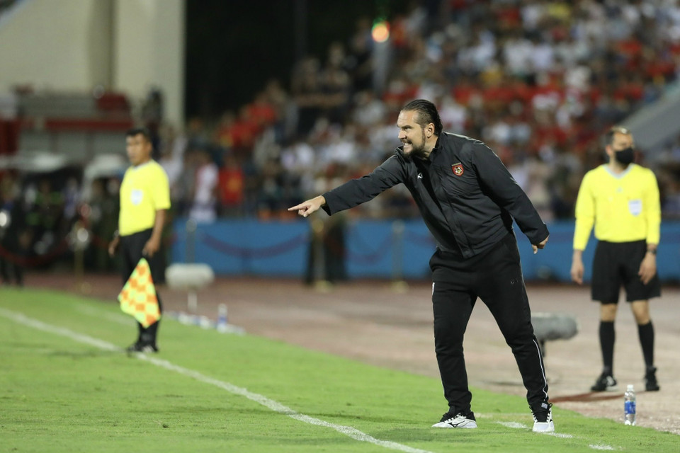 HLV trưởng U23 Myanmar Velizar Emilov Popov ra sát đường biên chỉ đạo các học trò thi đấu. (Ảnh: Minh Quyết/TTXVN)