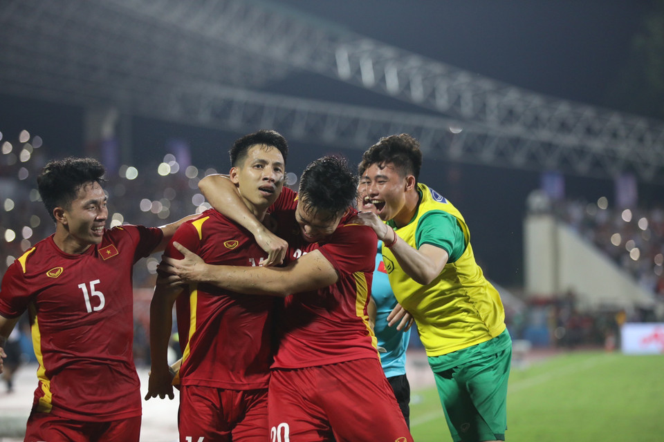 Các cầu thủ U23 Việt Nam ăn mừng bàn thắng mở tỷ số ở phút 70 của tiền vệ đội trưởng Hùng Dũng. (Ảnh: Hoàng Linh/TTXVN)