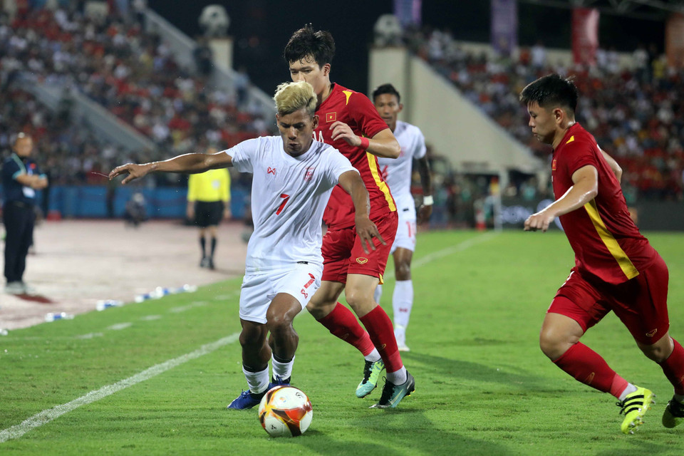 Aung Lwin (7, U23 Myanmar), trong vòng vây của các cầu thủ U23 Việt Nam. (Ảnh: Trung Kiên/TTXVN)