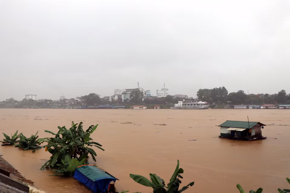 Theo dự báo của Đài khí tượng Thủy văn tỉnh Tuyên Quang, đợt mưa này sẽ kéo dài hết ngày 25/5 với lượng mưa phổ biến từ 80-1500mm/đợt, có nơi trên 200mm/đợt, nguy cơ cao xảy ra: lũ, lũ quét, sạt lở đất, ngập lụt.(Ảnh: Quang Đán/TTXVN)