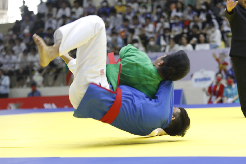 Trận đấu hạng 66 kg giữa vận động viên Phan Trúc Phi (xanh lá cây) và vận động viên Shan La Yaung (Myanmar). (Ảnh: Trần Việt/TTXVN)