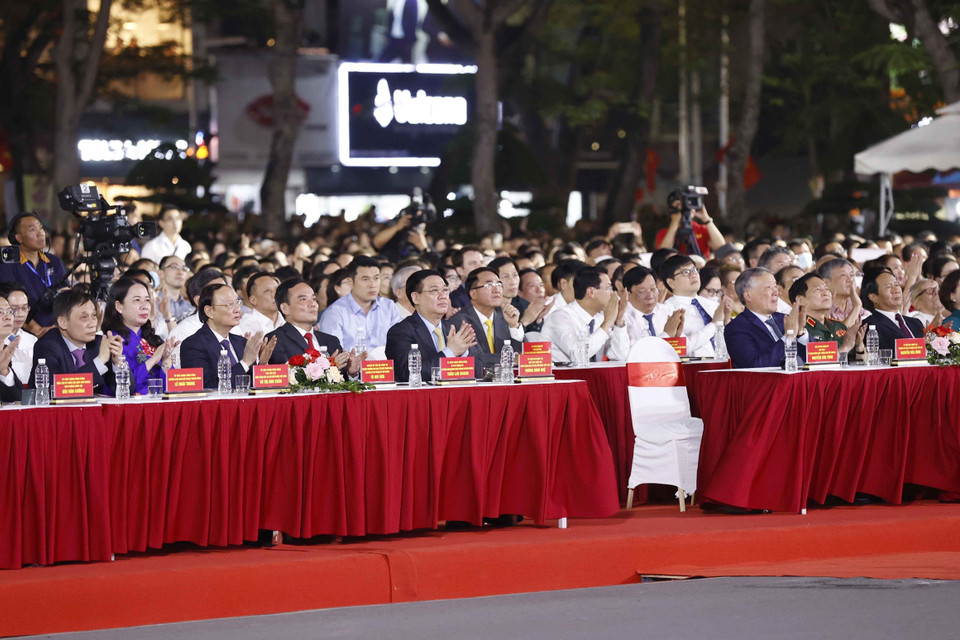 Chủ tịch Quốc hội Vương Đình Huệ và đại biểu dự Lễ hội Hoa Phượng Đỏ - Hải Phòng 2022. (Ảnh: Doãn Tấn/TTXVN)