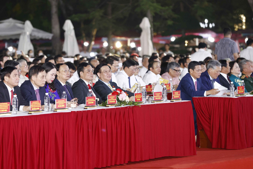 Chủ tịch Quốc hội Vương Đình Huệ và đại biểu dự Lễ hội Hoa Phượng Đỏ - Hải Phòng 2022. (Ảnh: Doãn Tấn/TTXVN)