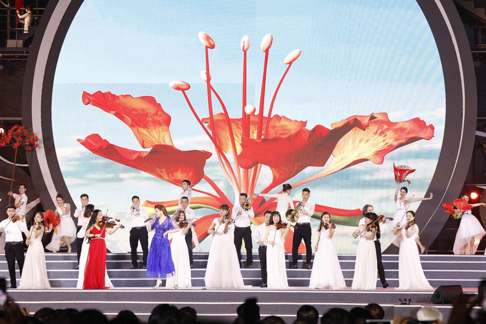 Chương trình nghệ thuật tại Lễ hội Hoa Phượng Đỏ - Hải Phòng 2022. (Ảnh: Doãn Tấn/TTXVN)