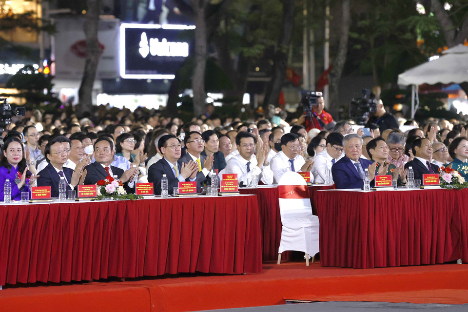 Chủ tịch Quốc hội Vương Đình Huệ và đại biểu dự Lễ hội Hoa Phượng Đỏ - Hải Phòng 2022. (Ảnh: Doãn Tấn/TTXVN)