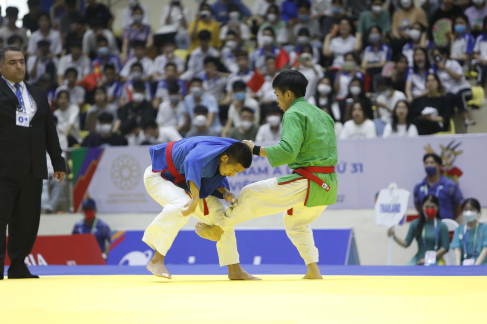  Vận động viên Việt Nam Lê Công Hoàng Hải (xanh lá cây) thi đấu với vận động viên Arnkhian Seksan (Thái Lan). (Ảnh: Trần Việt/TTXVN)