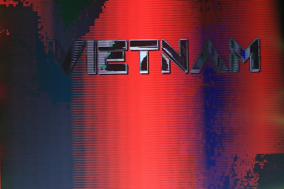 Đội danh dự Quân đội Nhân dân Việt Nam với cờ các nước tham dự SEA Games 31. (Ảnh: TTXVN)