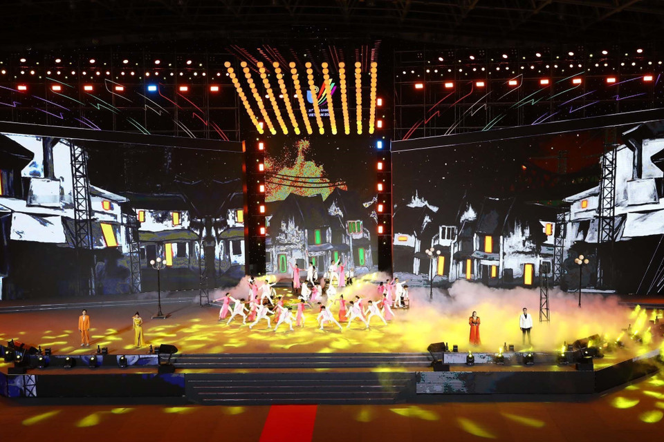 (Chương trình nghệ thuật bế mạc SEA Games 31 Hội tụ để tỏa sáng. (Ảnh: TTXVN)