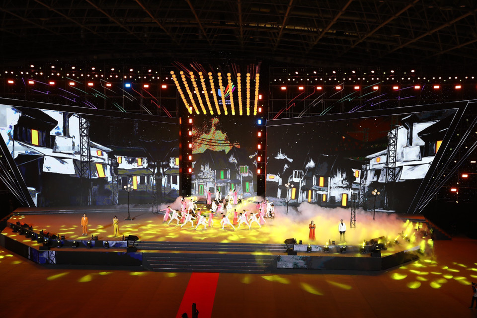 Chương trình nghệ thuật bế mạc SEA Games 31 Hội tụ để tỏa sáng. (Ảnh: TTXVN)