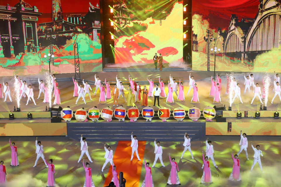 Chương trình nghệ thuật bế mạc SEA Games 31 Hội tụ để tỏa sáng. (Ảnh: TTXVN)