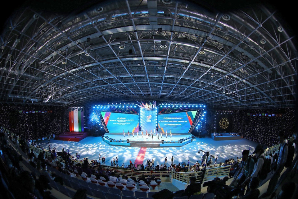 Sân khấu trong nhà của Cung điền kinh trong nhà Hà Nội mang tính biểu tượng là Việt Nam, là chiến thắng (victory), cũng là vòng tay ôm thân thiện, dang rộng vòng tay với bạn bè quốc tế, cũng như cánh chim bồ câu, biểu tượng của hòa bình.(Ảnh: TTXVN)