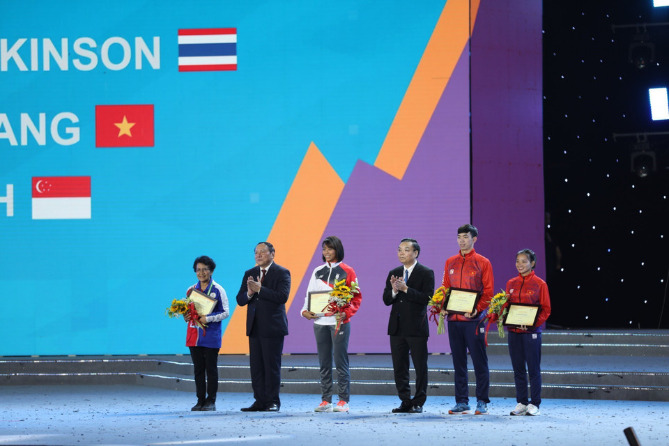 Ông Nguyễn Văn Hùng, Bộ trưởng Bộ Văn hóa, Thể thao và Du lịch, Chủ tịch Liên đoàn thể thao Đông Nam Á, Chủ tịch Ủy ban Olympic Việt Nam, Trưởng Ban tổ chức SEA Games 31 và ông Chu Ngọc Anh, Chủ tịch Ủy ban Nhân dân thành phố Hà Nội vinh danh 4 vận động viên xuất sắc nhất của SEA Games 31, gồm: Nguyễn Thị Oanh (Việt Nam), Joshua Robert Atkinson (Thái Lan), Nguyễn Huy Hoàng (Việt Nam), Jing Wen Quah (Singapore). (Ảnh: TTXVN)