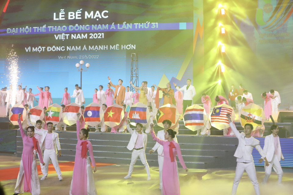 Chương trình nghệ thuật bế mạc SEA Games 31 Hội tụ để tỏa sáng. (Ảnh: TTXVN)