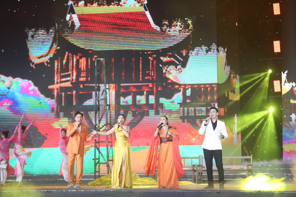 Chương trình nghệ thuật bế mạc SEA Games 31 Hội tụ để tỏa sáng. (Ảnh: TTXVN)