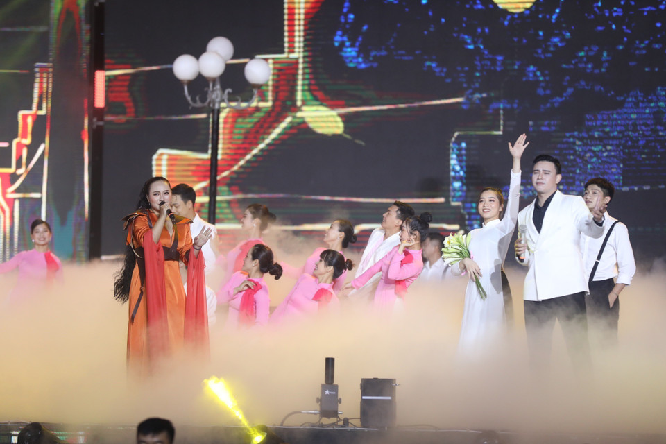 Chương trình nghệ thuật bế mạc SEA Games 31 Hội tụ để tỏa sáng. (Ảnh: TTXVN)