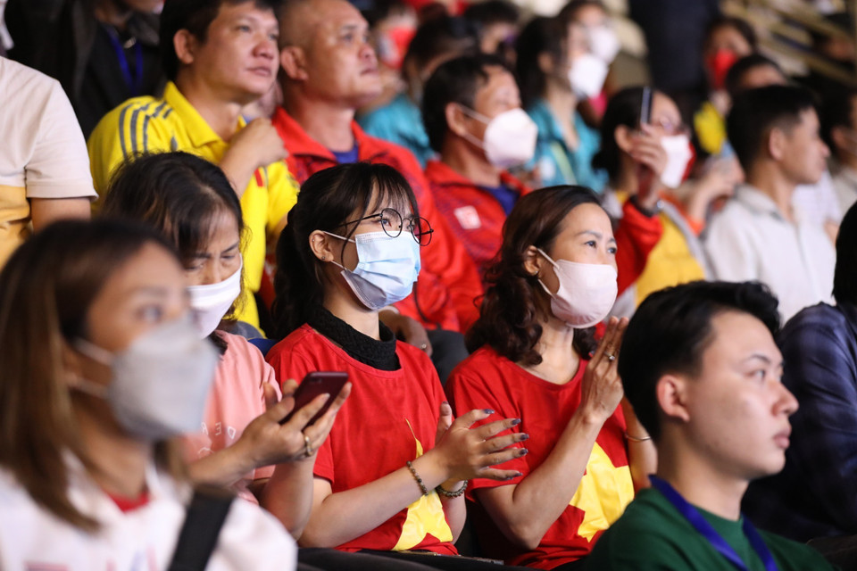 Đông đảo khán giả tham dự lễ bế mạc SEA Games 31. (Ảnh: TTXVN)