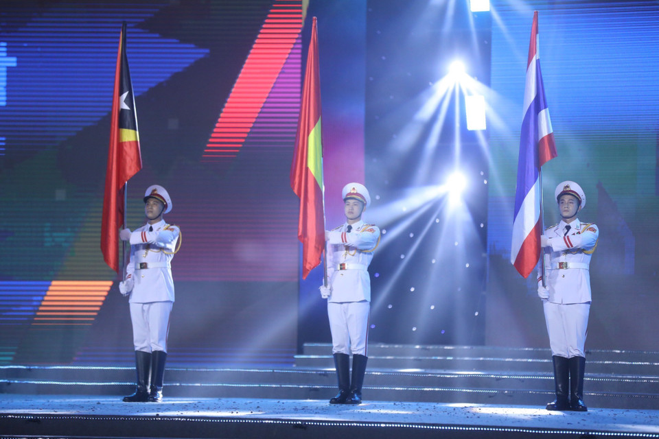 Đội danh dự Quân đội Nhân dân Việt Nam với cờ các nước tham dự SEA Games 31. (Ảnh: TTXVN)