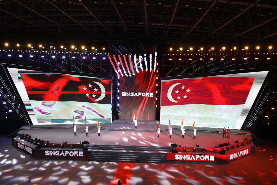 Đội danh dự Quân đội Nhân dân Việt Nam với cờ các nước tham dự SEA Games 31. (Ảnh: TTXVN)