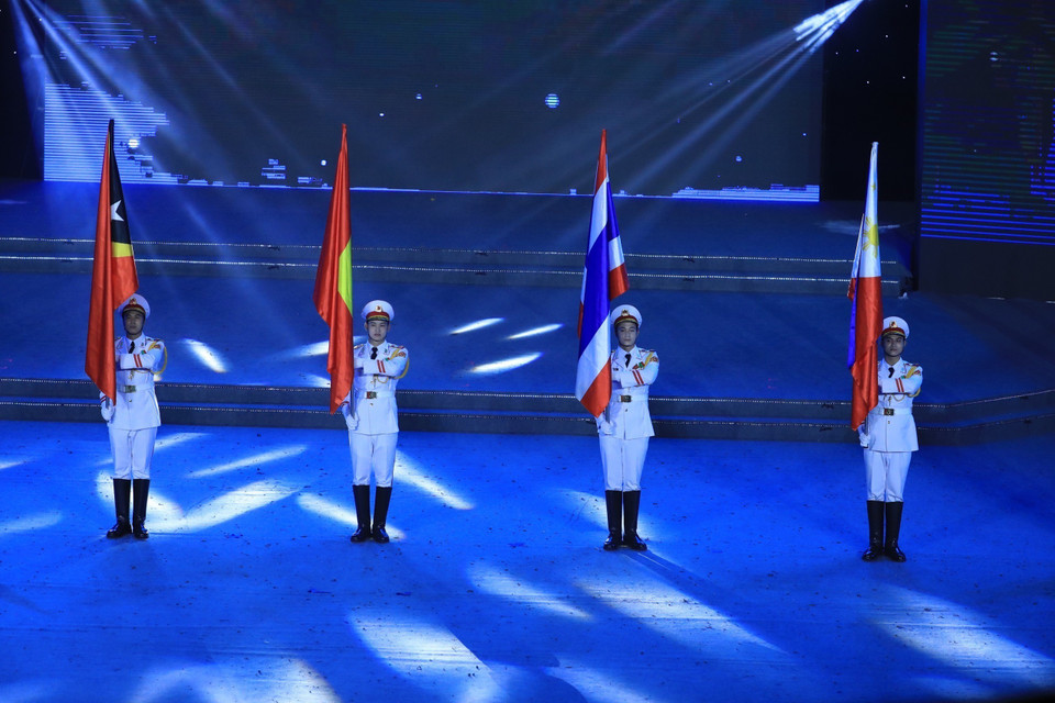 Đội danh dự Quân đội Nhân dân Việt Nam với cờ các nước tham dự SEA Games 31. (Ảnh: TTXVN)