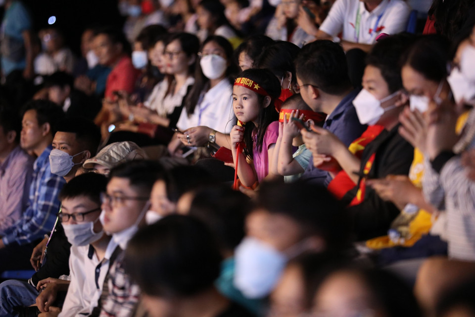 Đông đảo khán giả tham dự lễ bế mạc SEA Games 31. (Ảnh: TTXVN)