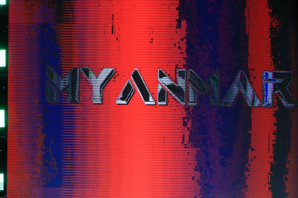 Đội danh dự Quân đội Nhân dân Việt Nam với cờ các nước tham dự SEA Games 31. (Ảnh: TTXVN)