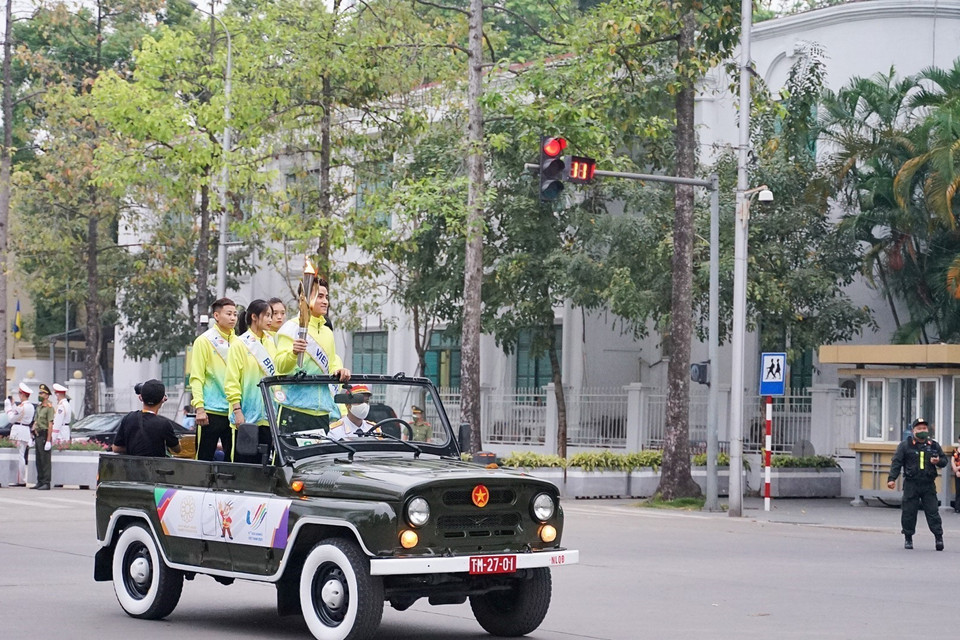 Ngọn lửa thiêng cùng đoàn di chuyển về Sân vận động Quốc gia Mỹ Đình và tới phòng thờ Bác Hồ, nơi lưu giữ lửa. (Ảnh: Khánh Hòa/TTXVN)