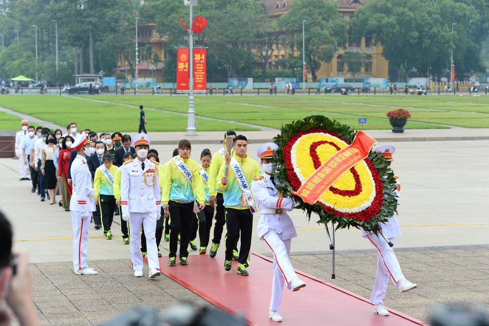 Ngọn lửa sẽ được châm vào đèn lưu và được lưu giữ đến ngày diễn ra nghi thức châm đuốc SEA Games 31 trong Lễ khai mạc của Đại hội. (Ảnh: Minh Đức/TTXVN)