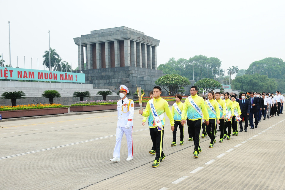 Lãnh đạo thành phố Hà Nội cùng các vận động viên viếng Lăng Bác và đặt vòng hoa. (Ảnh: Minh Đức/TTXVN)