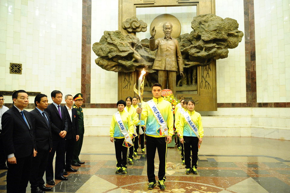 11 vận động viên tiêu biểu tham dự rước đuốc. (Ảnh: Minh Đức/TTXVN)