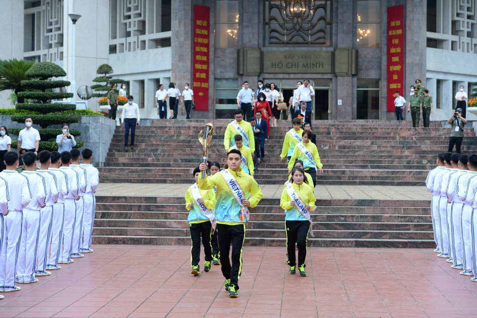 11 vận động viên tiêu biểu, tượng trưng cho 11 quốc gia Đông Nam Á dự SEA Games 31 tham dự Lễ rước đuốc. (Ảnh: Minh Đức/TTXVN)