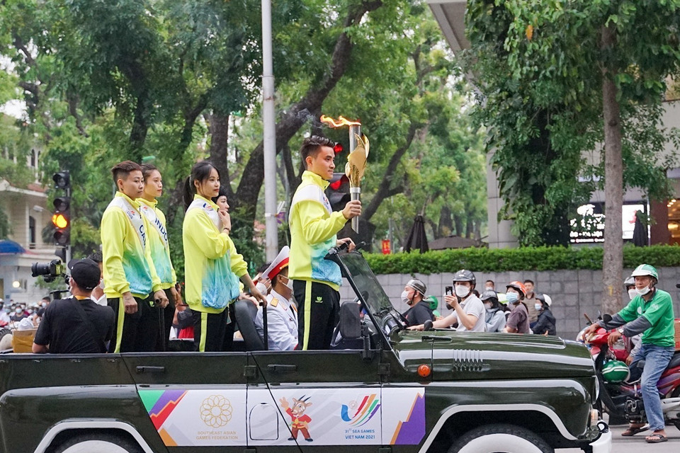 Đoàn rước đuốc đi qua đường Hùng Vương. (Ảnh: Khánh Hòa/TTXVN)