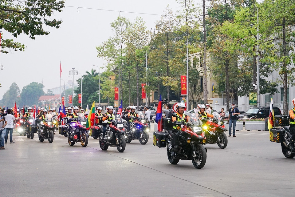 Đoàn rước đuốc đi qua đường Hùng Vương. (Ảnh: Khánh Hòa/TTXVN)