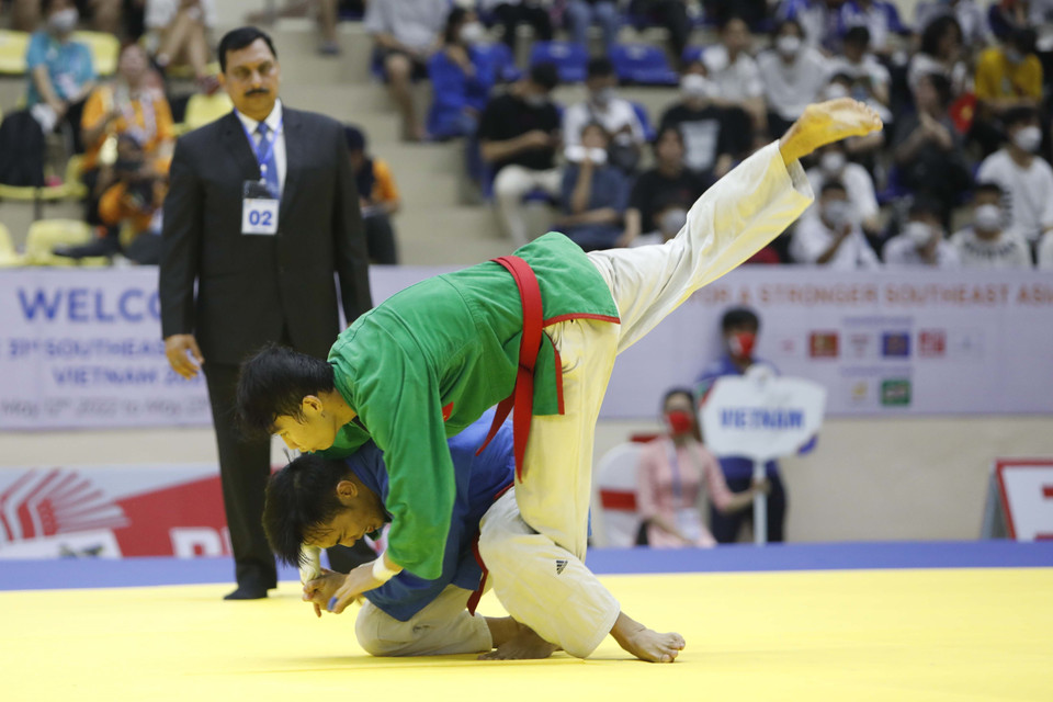 Pha đánh quyết định chiến thắng của vận động viên Lê Công Hoàng Hải (xanh dương) trước vận động viên Võ Phạm Hoàng Ân hạng cân 66 kg. (Ảnh: Trần Việt/TTXVN)