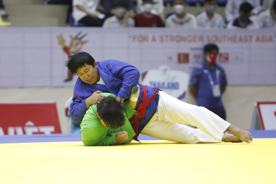 Vận động viên Aung Aye Aye - Myanmar (áo xanh dương) đấu với vận động viên Sirikarn Jittima (Thái Lan). (Ảnh: Trần Việt/TTXVN)