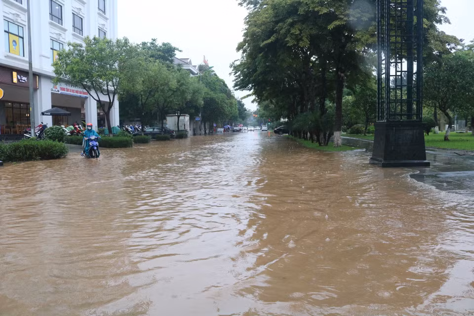Bắc Ninh: Nhiều tuyến phố bị ngập nặng, các phương tiện giao thông di chuyển khó khăn. (Ảnh: Thanh Thương/TTXVN)