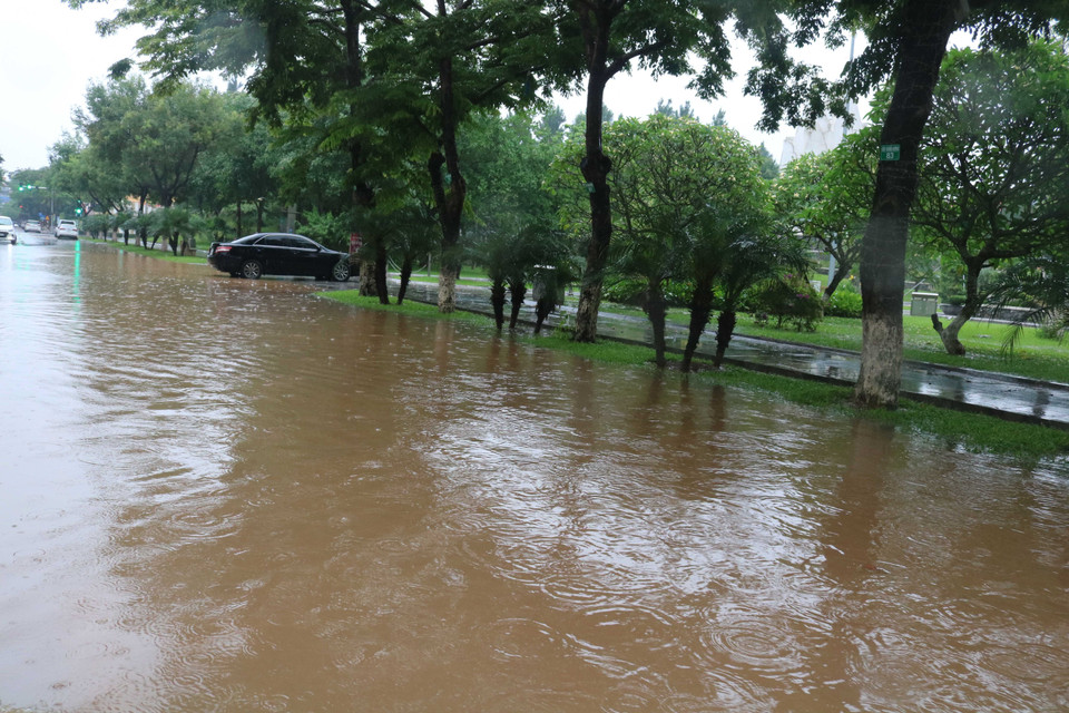 Do thời tiết mưa lớn từ đêm 23/5 đến trưa 24/5/2022, nhiều tuyến phố trên địa bàn thành phố Bắc Ninh và các huyện tại tỉnh Bắc Ninh bị ngập khiến các phương tiện đi lại khó khăn.(Ảnh: Thanh Thương/TTXVN)