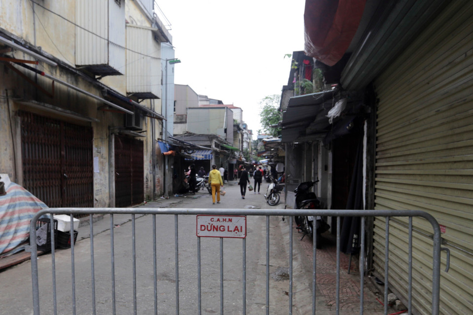 Chợ tự phát trong khu tập thể Quỳnh Mai, quận Hai Bà Trưng tạm dừng hoạt động. (Ảnh: Trần Việt/TTXVN)